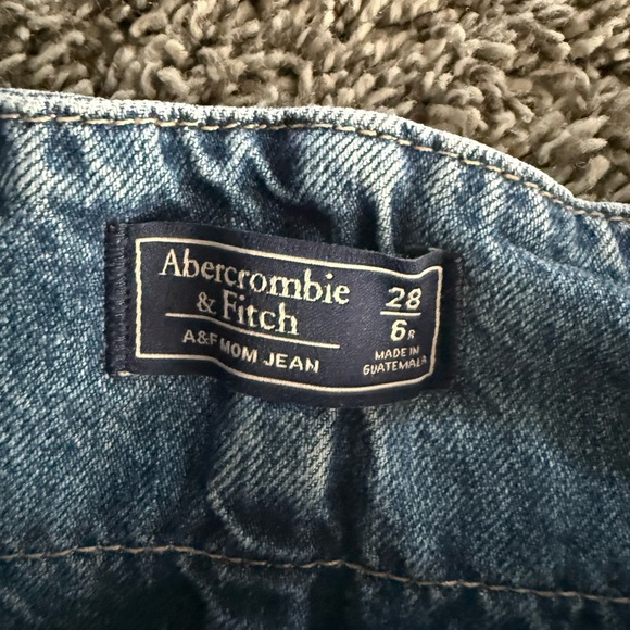 A&F MOM Jeans size 6R with Frayed Hem and denim belt - Picture 4 of 9